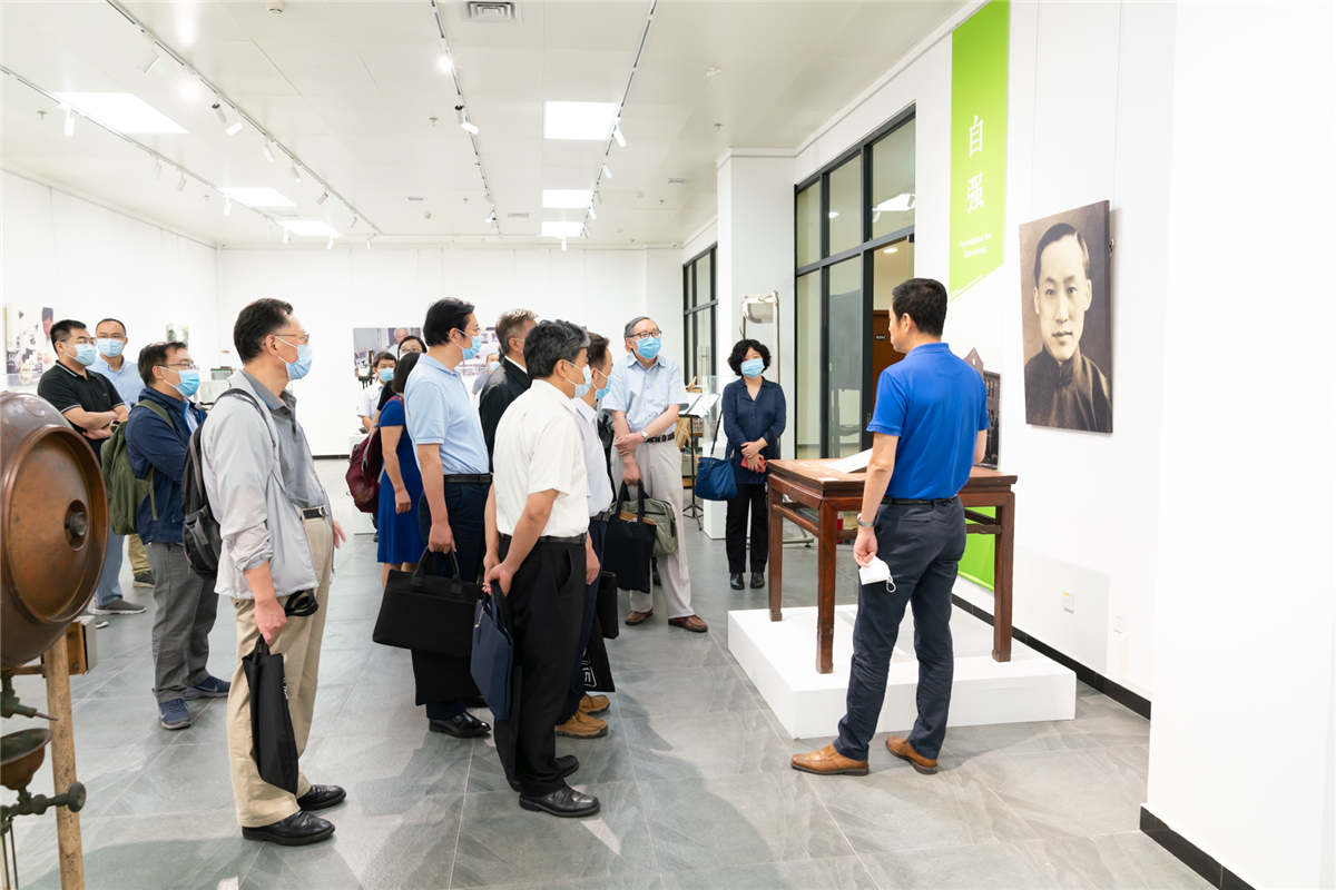 全国政协文化文史和学习委员会委员参观清华大学科学博物馆