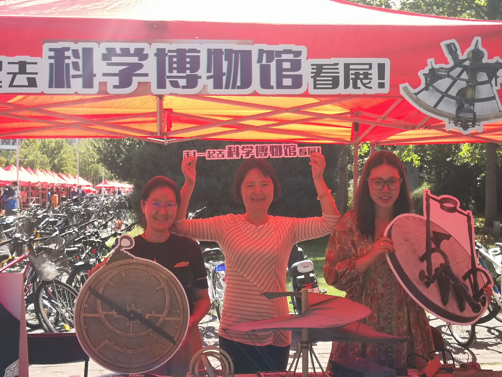 清华大学科学博物馆在“百团大战”学生社团招新活动中 开展宣传推广