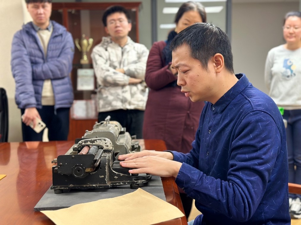 多位从事残障研究、在推动中国残疾人事业一线工作的专家、学者来到清华大学科学博物馆参观、座谈-Picture1