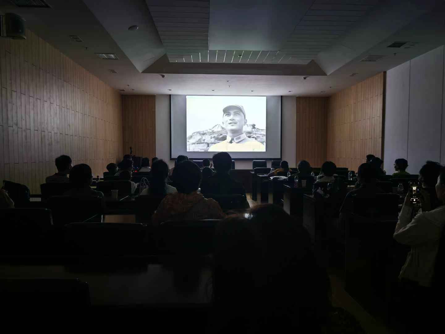 电波不逝 精神永存：科学博物馆与清华园街道联合举办红色“科学光影”放映活动-图片3