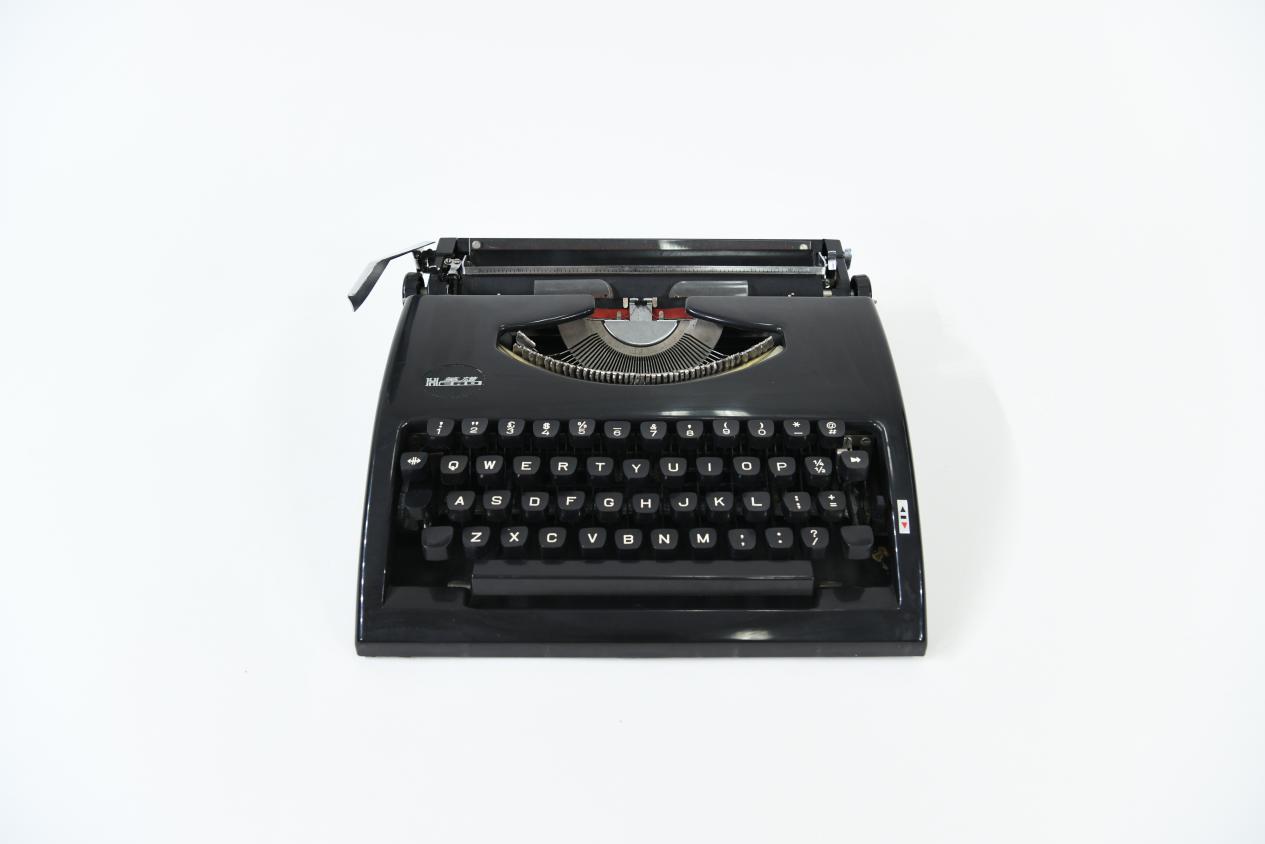 卢晶滨老师向我馆捐赠夏普洗衣机、英雄打字机