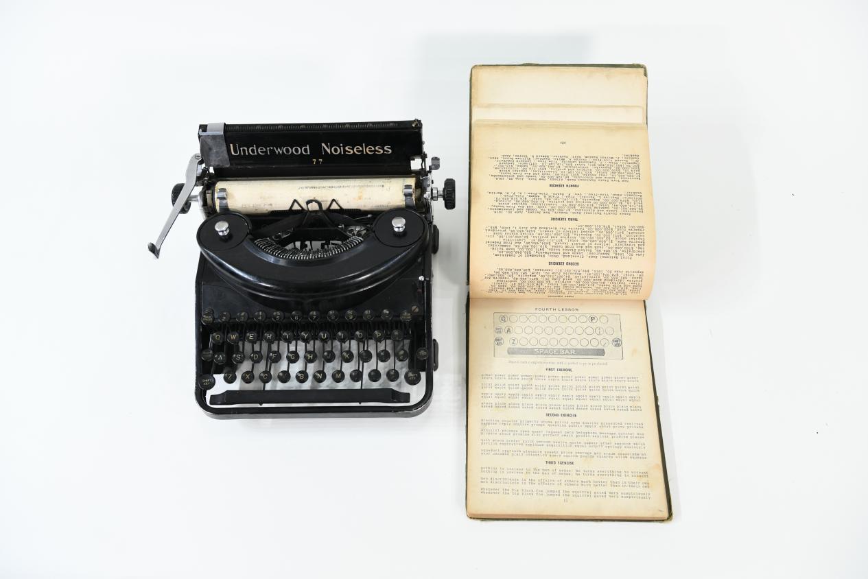 科学史系博士后张万辉向我馆捐赠打字机