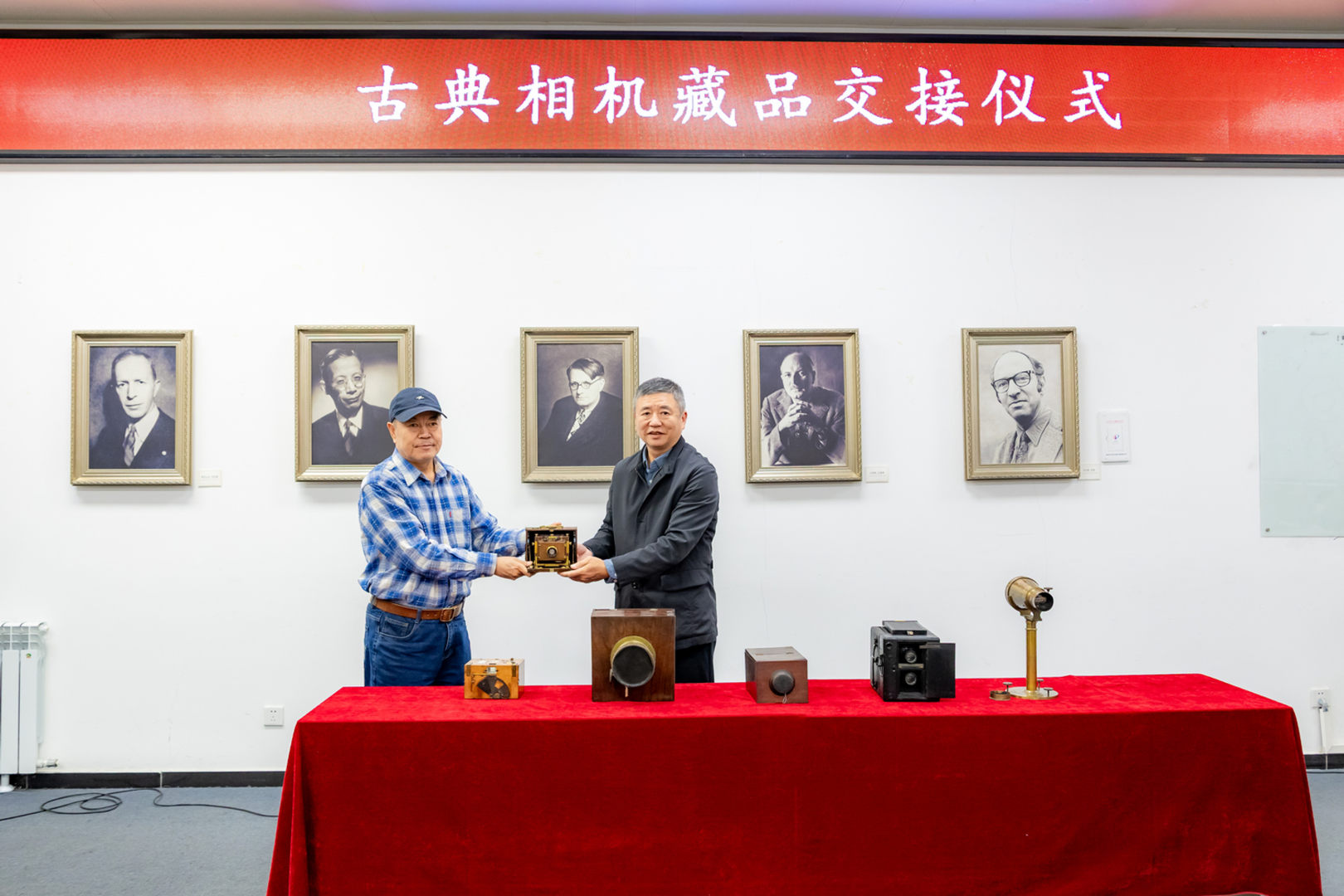 光影递薪：我馆举行古典相机藏品交接仪式-图片1