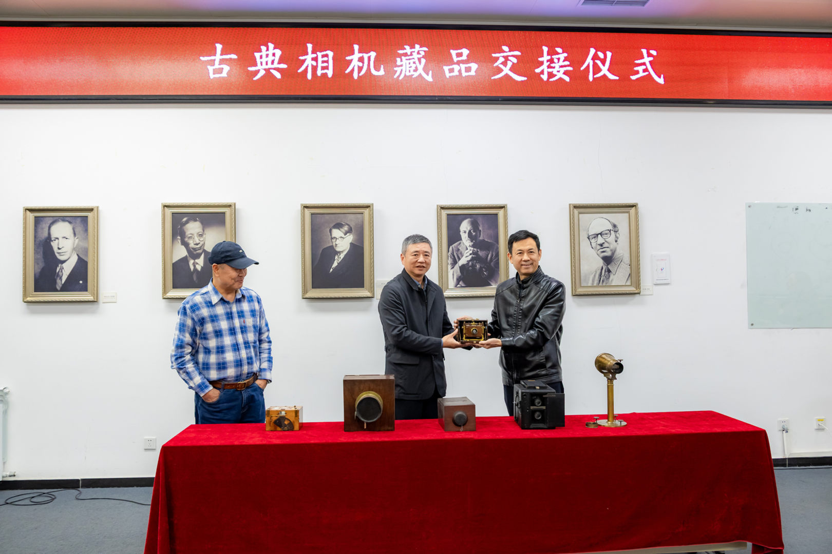 光影递薪：我馆举行古典相机藏品交接仪式-图片2