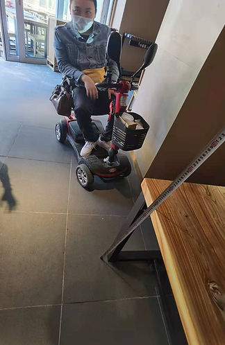 郭子成和仝蔚在成都餐厅勘察无障碍情况1