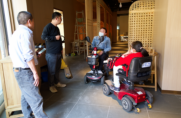 郭子成和仝蔚在成都餐厅勘察无障碍情况