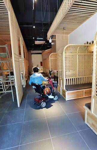 郭子成和仝蔚在成都餐厅勘察无障碍情况2