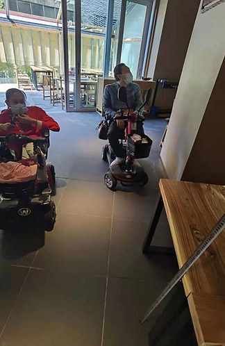 郭子成和仝蔚在成都餐厅勘察无障碍情况3