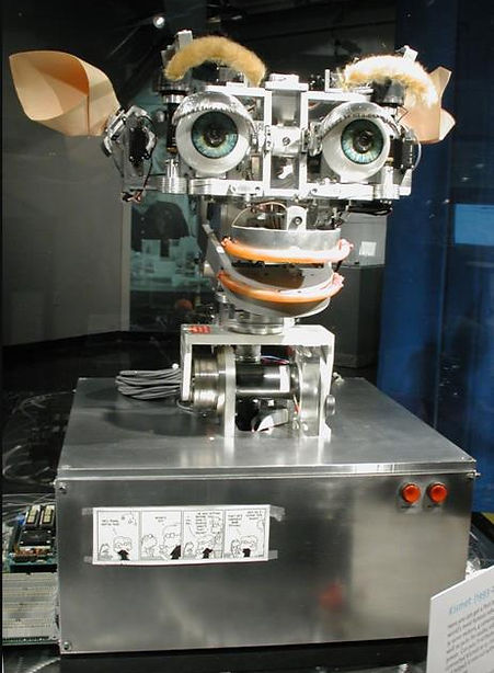 Kismet是90年代在麻省理工学院诞生的情感计算机器人, 是史上第一个专门用于与人类进行表情交互的机器人,被广泛认为是社交机器人领域的鼻祖