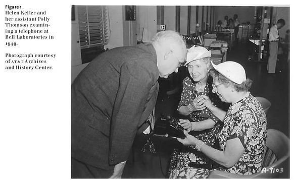 海伦·凯勒和她的助手波莉·汤姆森在1949年在贝尔实验室检查电话的照片; 照片由AT&T档案和历史中心提供