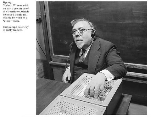 1949年诺伯特·维纳与翻译器的早期原型合照,他希望最终可以佩戴的像"手套"一样;照片由Getty Images提供