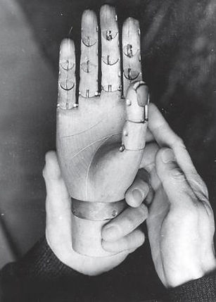 照片为由佛像木雕师制作的木制假手