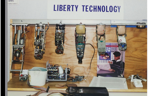 标有 “自由技术”(Liberty Technology)的架子上展示了义肢装置的内部机构