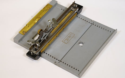 盲文打字机和垫板-俯瞰