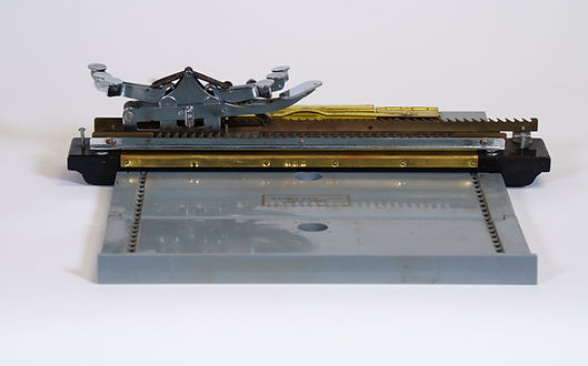 盲文打字机和垫板-正面