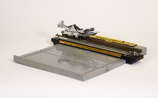 盲文打字机和垫板-侧面