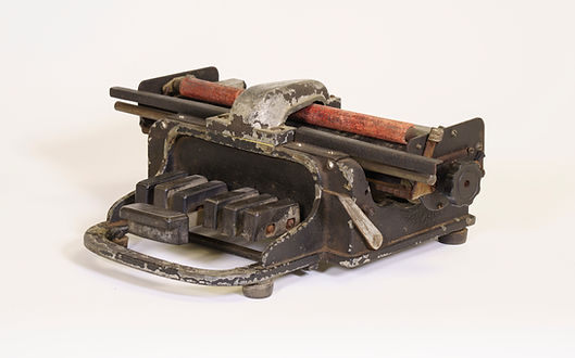 国产盲文打字机-侧面