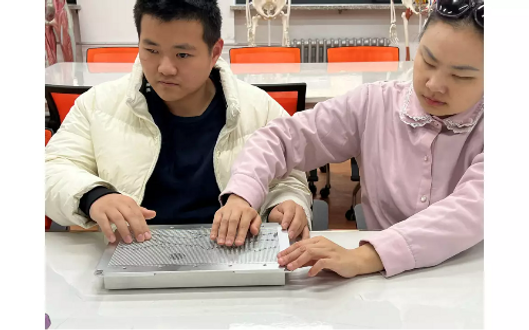 盲用计算机-点显器使用画面