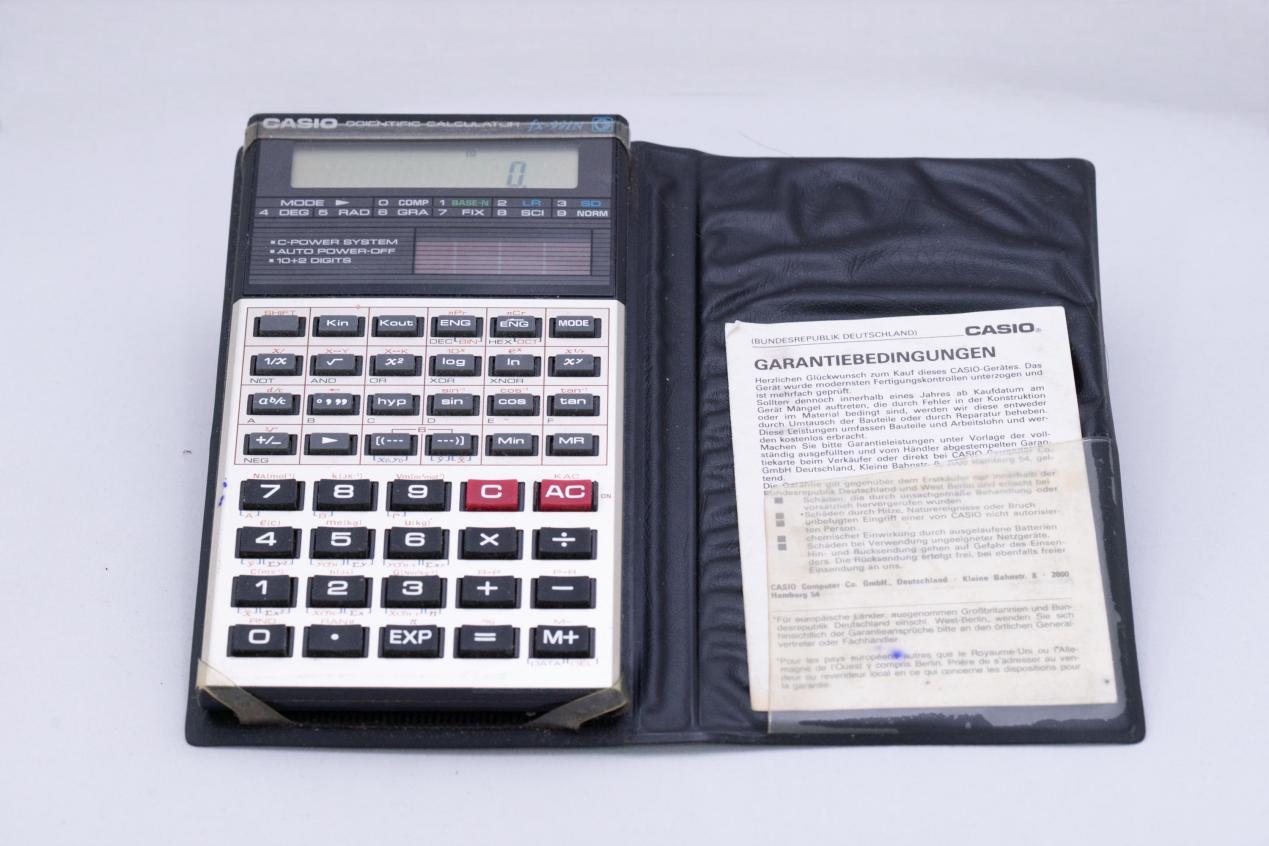 朱雷女士捐赠朱永（贝睿）院士日常使用物品