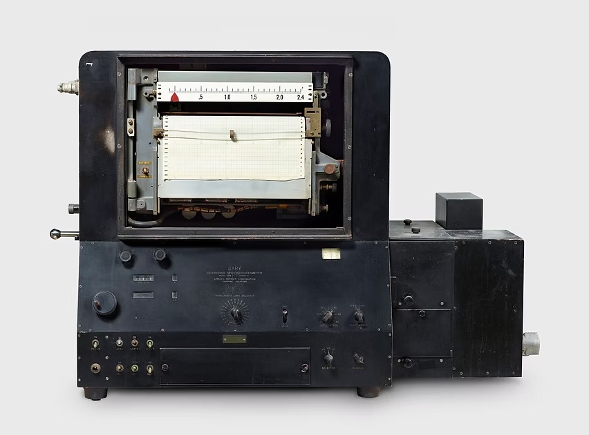 凯里11MS 型记录分光光度计，1947年
